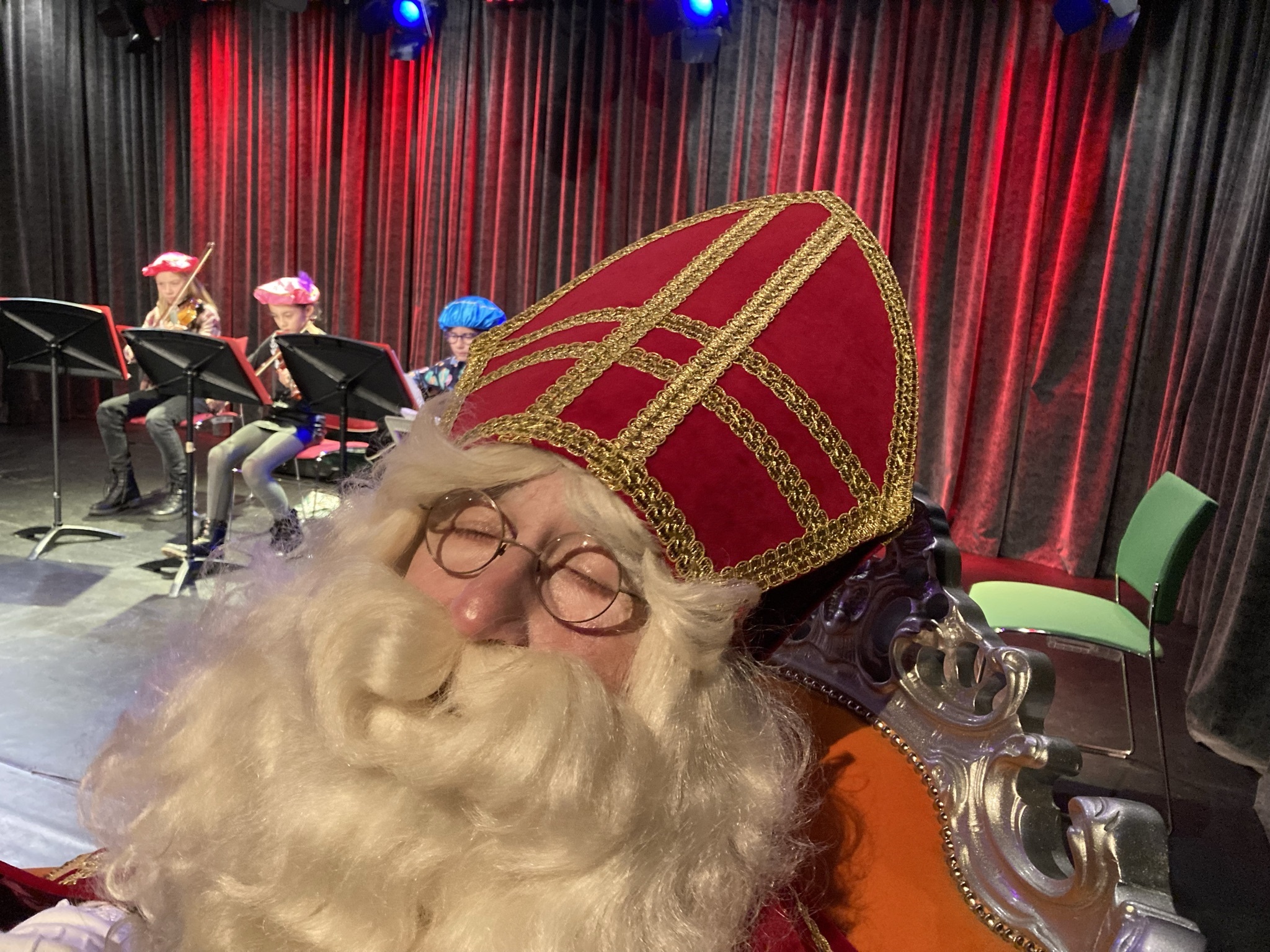 221123 Sinterklaas geniet ontzettend van muziek Vonk